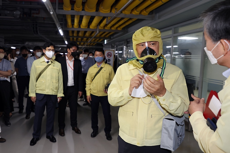 이상민 행정안전부 장관이 24일 세종시 정부세종청사에서 자체적으로 실시한 민방공 대피훈련에 참여해 방독면을 착용하고 있다.