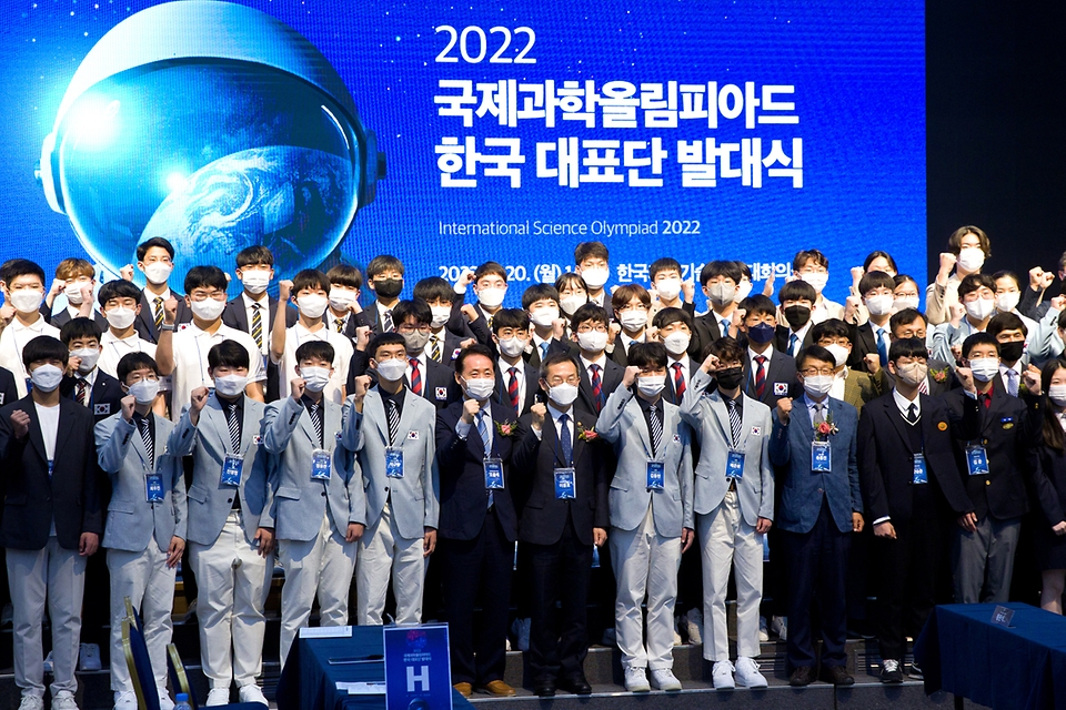 이종호 과학기술정보통신부 장관이 20일 서울 강남구 한국과학기술회관에서 열린 ‘2022 국제과학올림피아드 한국대표단 발대식’에 참석, 조율래 한국과학창의재단 이사장 및 대표단 학생들과 파이팅을 하고 있다.
