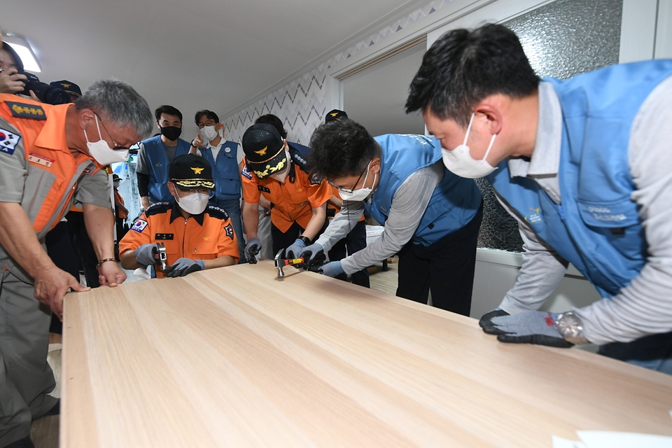 이흥교 소방청장과 한성희 포스코건설 대표이사가 23일 경기 고양시 일산서구 인근 단독주택에서 가구조립 및 침대 설치를 하고 있다.