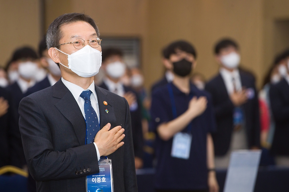 이종호 과학기술정보통신부 장관이 20일 서울 강남구 한국과학기술회관에서 열린 ‘2022 국제과학올림피아드 한국대표단 발대식’에 참석해 국민의례를 하고 있다.