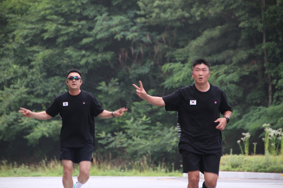 육군7기동군단 방공대대 러닝크루 ‘흑룡러닝’팀이 27일 WE대한RUN(With 국군) 챌린지(위대한런 위드 국군 챌린지)에 참여하고 있다. 국방부는 호국보훈의 달을 맞아 6월 한달 간 호국영웅과 국군의 공헌을 기억하고 응원하는 달리기 행사 ‘WE대한RUN 챌린지’를 진행 중이다. (출처=국방부 페이스북)