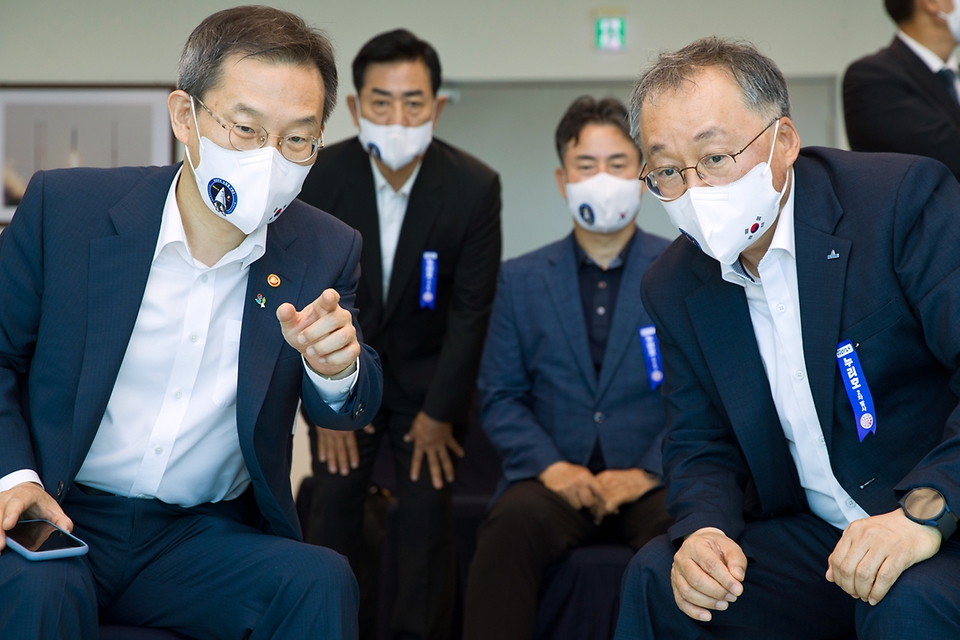 이종호 과학기술정보통신부 장관과 이상률 한국항공우주연구원장이 21일 전남 고흥군 나로우주센터에서 누리호 발사 과정을 지켜보며 대화를 나누고 있다.