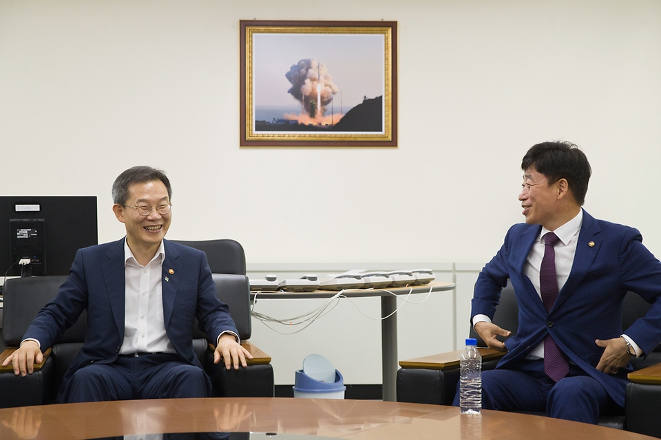 이종호 과학기술정보통신부 장관과 오태석 과학기술정보통신부 제1차관이 21일 전남 고흥군 나로우주센터에서 누리호 발사에 대한 대화를 나누고 있다.