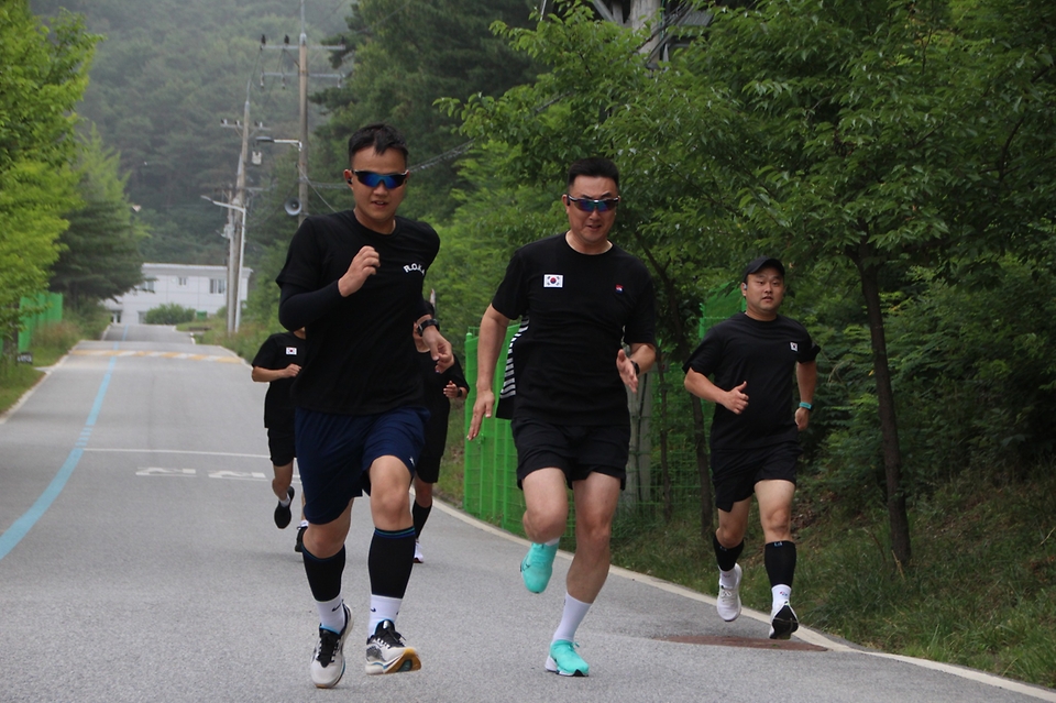 육군7기동군단 방공대대 러닝크루 ‘흑룡러닝’팀이 27일 WE대한RUN(With 국군) 챌린지(위대한런 위드 국군 챌린지)에 참여하고 있다. 국방부는 호국보훈의 달을 맞아 6월 한달 간 호국영웅과 국군의 공헌을 기억하고 응원하는 달리기 행사 ‘WE대한RUN 챌린지’를 진행 중이다. (출처=국방부 페이스북)