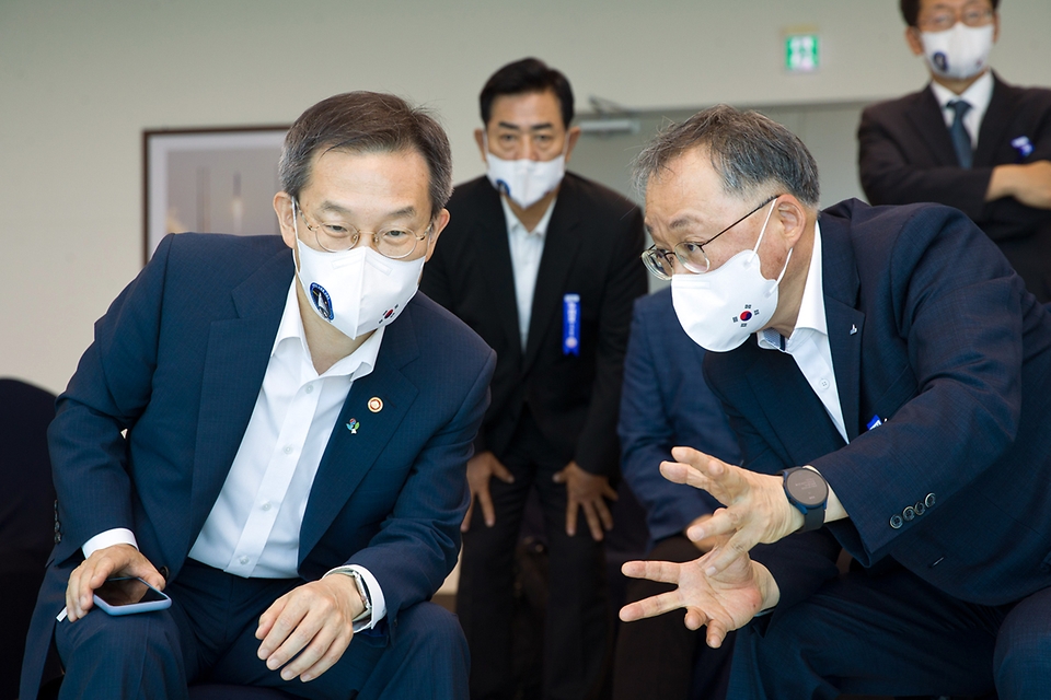 이종호 과학기술정보통신부 장관과 이상률 한국항공우주연구원장이 21일 전남 고흥군 나로우주센터에서 누리호 발사 과정을 지켜보며 대화를 나누고 있다.