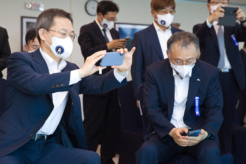 이종호 과학기술정보통신부 장관이 21일 전남 고흥군 나로우주센터에서 누리호 발사 과정을 휴대폰으로 촬영하고 있다.