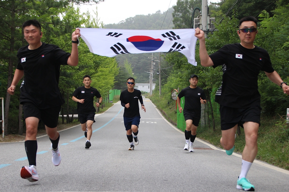 육군7기동군단 방공대대 러닝크루 ‘흑룡러닝’팀이 27일 WE대한RUN(With 국군) 챌린지(위대한런 위드 국군 챌린지)에 참여하고 있다. 국방부는 호국보훈의 달을 맞아 6월 한달 간 호국영웅과 국군의 공헌을 기억하고 응원하는 달리기 행사 ‘WE대한RUN 챌린지’를 진행 중이다. (출처=국방부 페이스북)