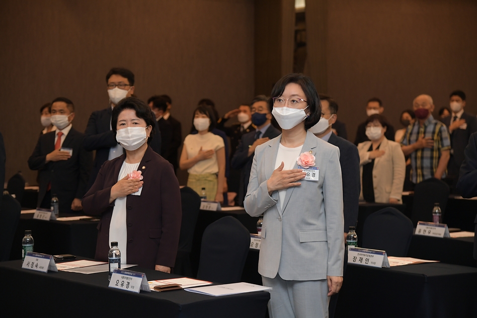 오유경 식품의약품안전처장이 24일 서울 강남구 삼정호텔에서 열린 ‘제36회 세계마약퇴치의 날 기념식’에 참석해 국민의례를 하고 있다.