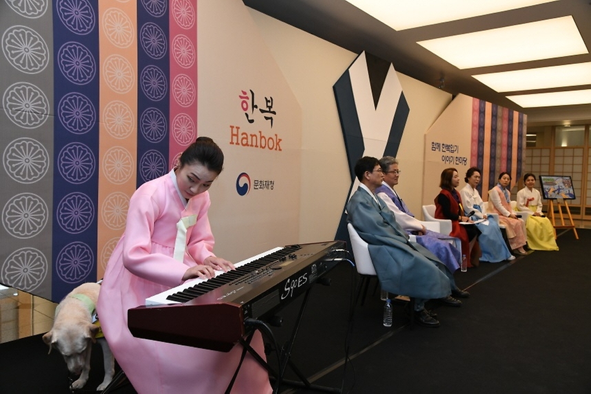 김예지 국민의힘 의원이 28일 서울 종로구 국립고궁박물관에서 열린 ‘장애인도 편하게 입는 한복 입기’ 이야기 한마당에서 피아노 연주를 하고 있다. 이번 행사는 국가무형문화재 지정을 앞두고 ‘장애인의 한복 입기’를 주제로 열렸다.