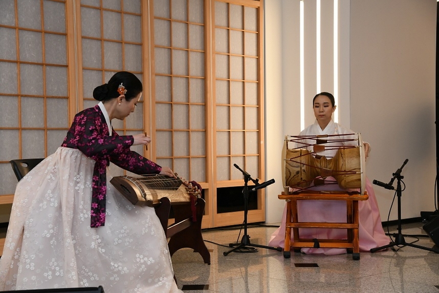 28일 서울 종로구 국립고궁박물관에서 열린 ‘장애인도 편하게 입는 한복 입기’ 이야기 한마당에서 관현맹인전통예술단원들이 거문고와 장구 공연을 하고 있다. 이번 행사는 국가무형문화재 지정을 앞두고 ‘장애인의 한복 입기’를 주제로 열렸다.