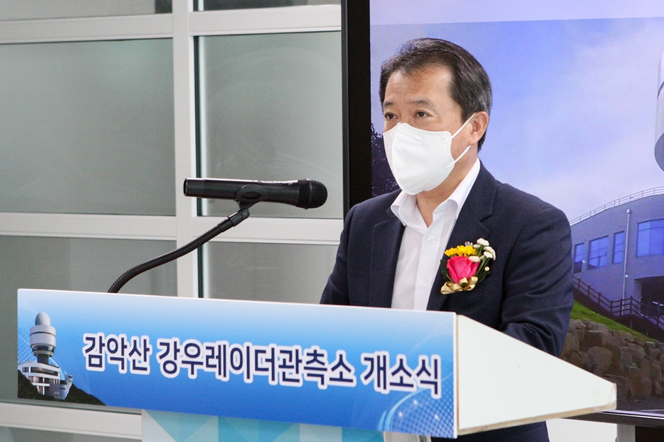 유제철 환경부차관이 29일 오후 경기도 파주시 감악산 정상에 위치한 강우레이더 관측소 개소식에 참석하여 “양질의 수문자료 생산을 통해 홍수피해 방지뿐만 아니라 가뭄과 같은 물부족 상황에도 대처할 수 있도록 더욱 노력해 줄 것”을 당부하고 있다.
