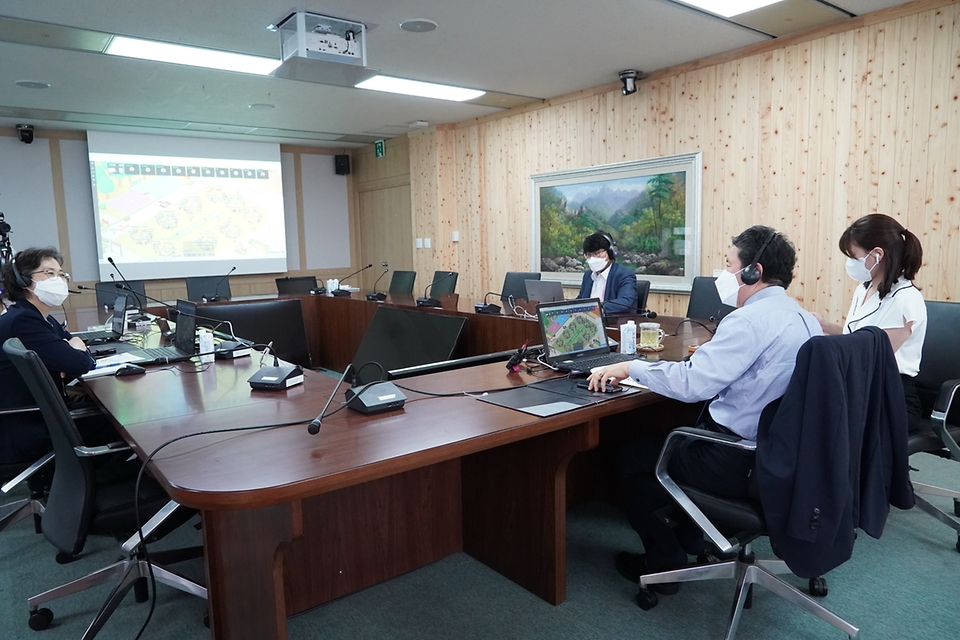 남성현 산림청장이 30일 대전 서구 정부대전청사 산림청에서 메타버스(가상세계)를 활용하여 신임 실무자들과 간담회를 하고 있다.