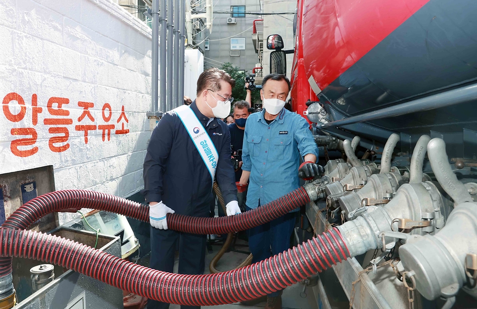박일준 산업통상자원부 2차관이 1일 서울 강서구 화곡동에 위치한 알뜰 목화주유소를 방문해 탱크로리 입하를 참관하고 있다.