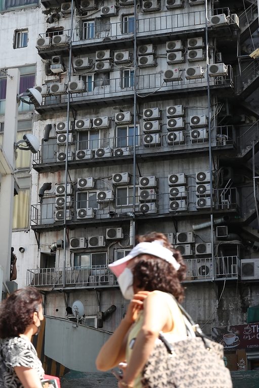 <p>지난해 인구 1인당 전기사용량이 역대 최고를 기록했다. 사진은 1일 오후 서울 중구 한 건물에 에어컨 실외기가 설치돼 있는 모습. </p>
<div><br></div>