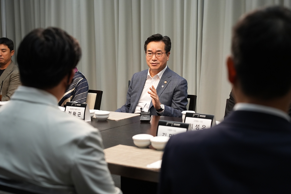 정황근 농림축산식품부 장관이 30일 서울 관악구 서울대학교 교수회관에서 열린 식품기술(푸드테크) 산업 발전을 위한 기업 간담회를 주재하고 있다.