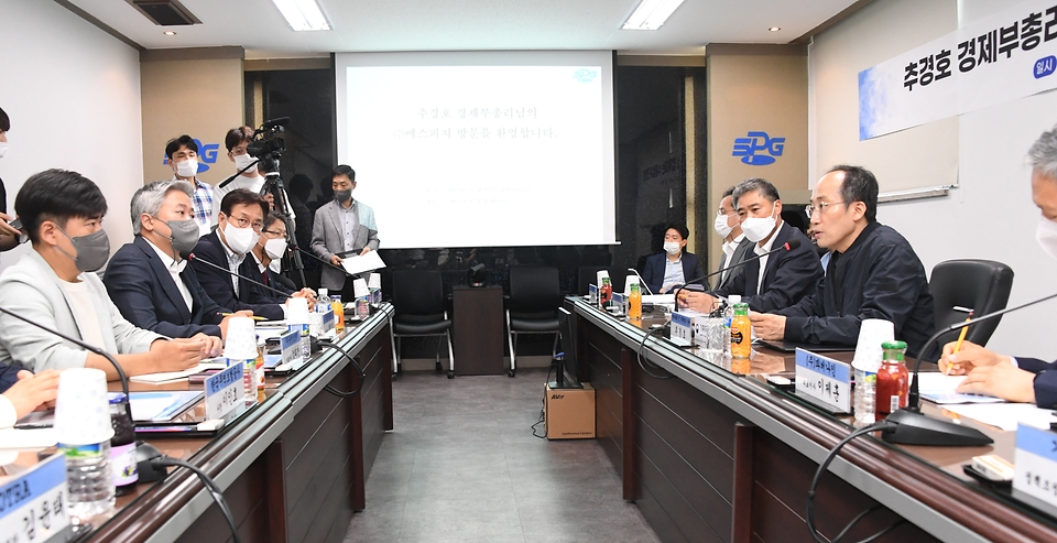 1일 인천 남동공단 내 산업용 로봇의 핵심부품을 제조 및 수출하는 SPG(주)에서 추경호 경제부총리와 함께하는 수출업계 간담회가 진행되고 있다. 