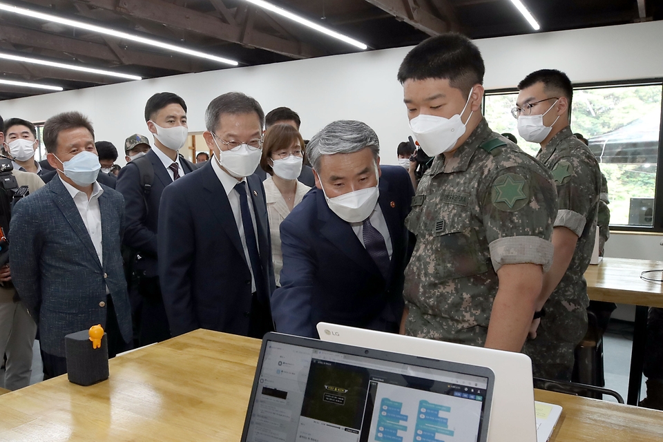 이종섭 국방부 장관이 4일 경기 포천시 육군 6사단 내에 구축된 인공지능·소프트웨어 전용 교육장인 ‘푸른별 배움터’에서 교육 실습을 참관하고 있다.