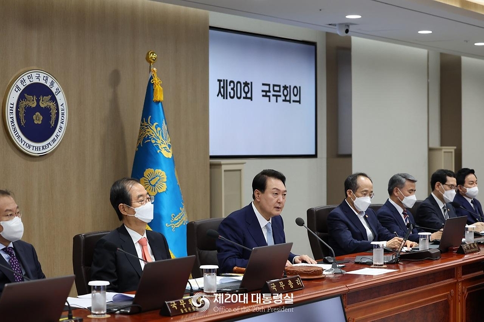 윤석열 대통령이 5일 서울 용산구 대통령실 청사 국무회의실에서 열린 제30회 국무회의에서 모두발언을 하고 있다. 