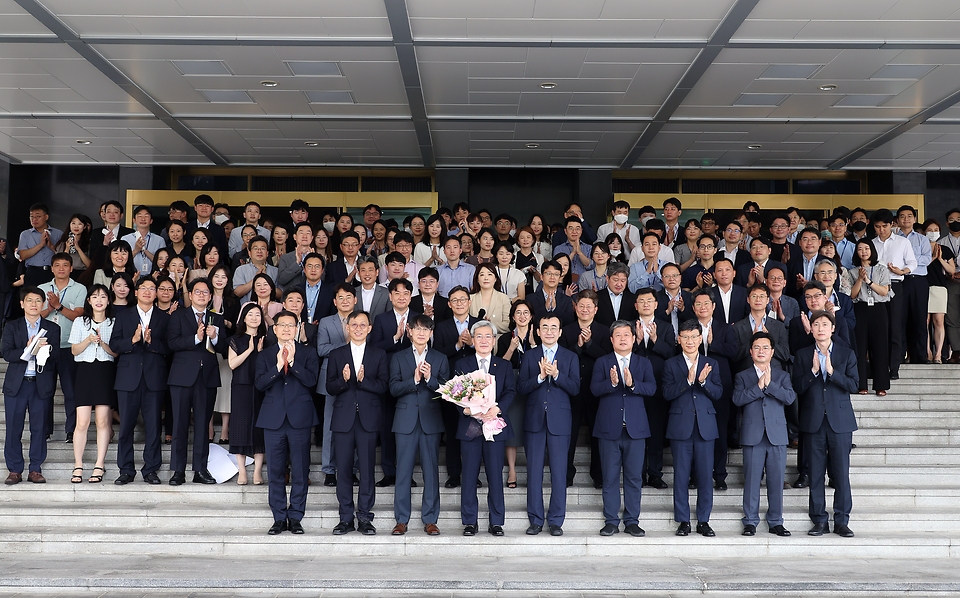 고승범 금융위원장이 5일 오전 서울 종로구 정부서울청사에서 열린 이임식에 참석해 직원들과 기념촬영을 하고 있다.