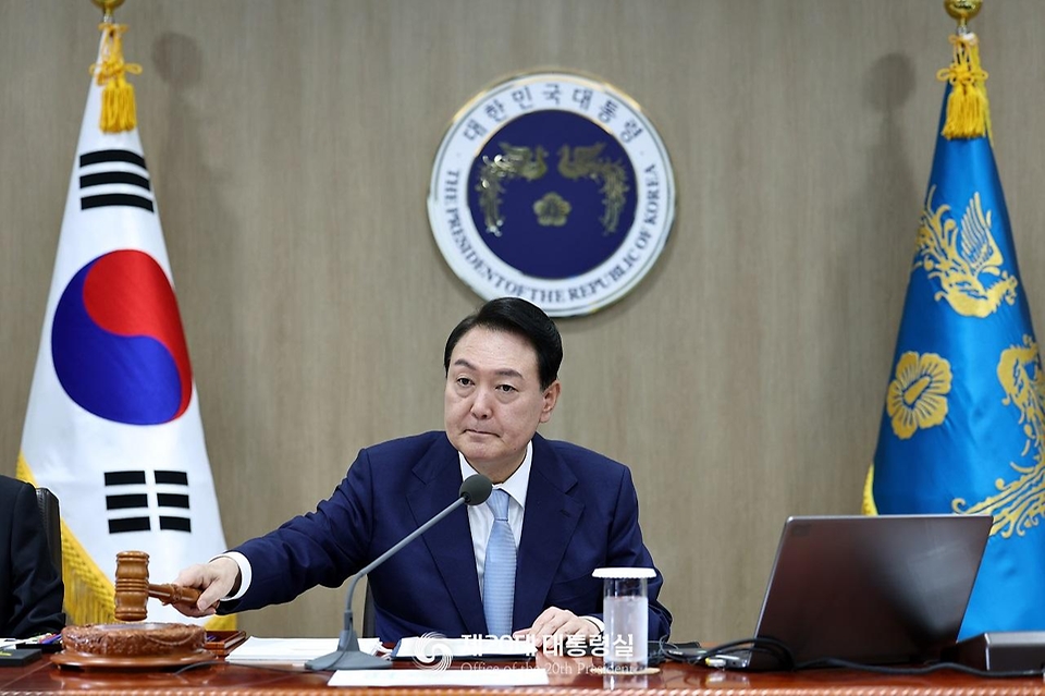 윤석열 대통령이 5일 서울 용산구 대통령실 청사 국무회의실에서 열린 제30회 국무회의에서 의사봉을 두드리고 있다.