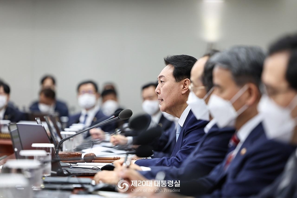 윤석열 대통령이 5일 서울 용산구 대통령실 청사 국무회의실에서 열린 제30회 국무회의에서 모두발언을 하고 있다. 