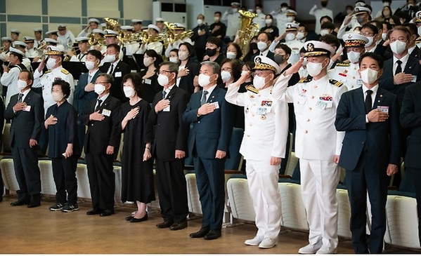 이종섭 국방부 장관이 29일 경기 평택시 해군 제2함대 사령부에서 열린 ‘연평해전 승전 20주년 기념식’에서 국민의례를 하고 있다.