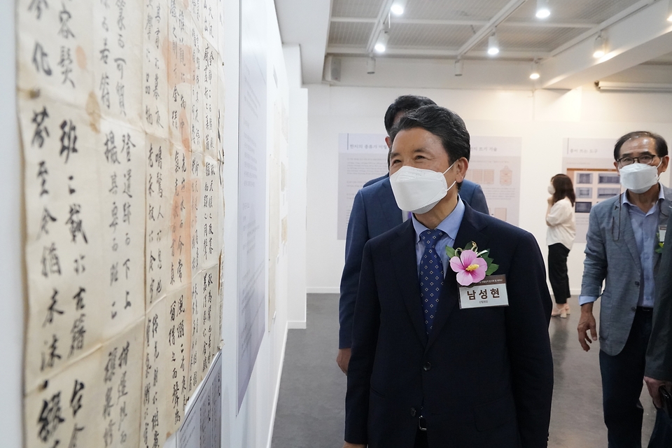 남성현 산림청장이 5일 서울 중구 종이나라박물관에서 열린 ‘산림과학연구 100년 기념 전통한지 전시회 및 세미나’에 참석해 희귀 한지 및 유물 전시장을 둘러보고 있다.