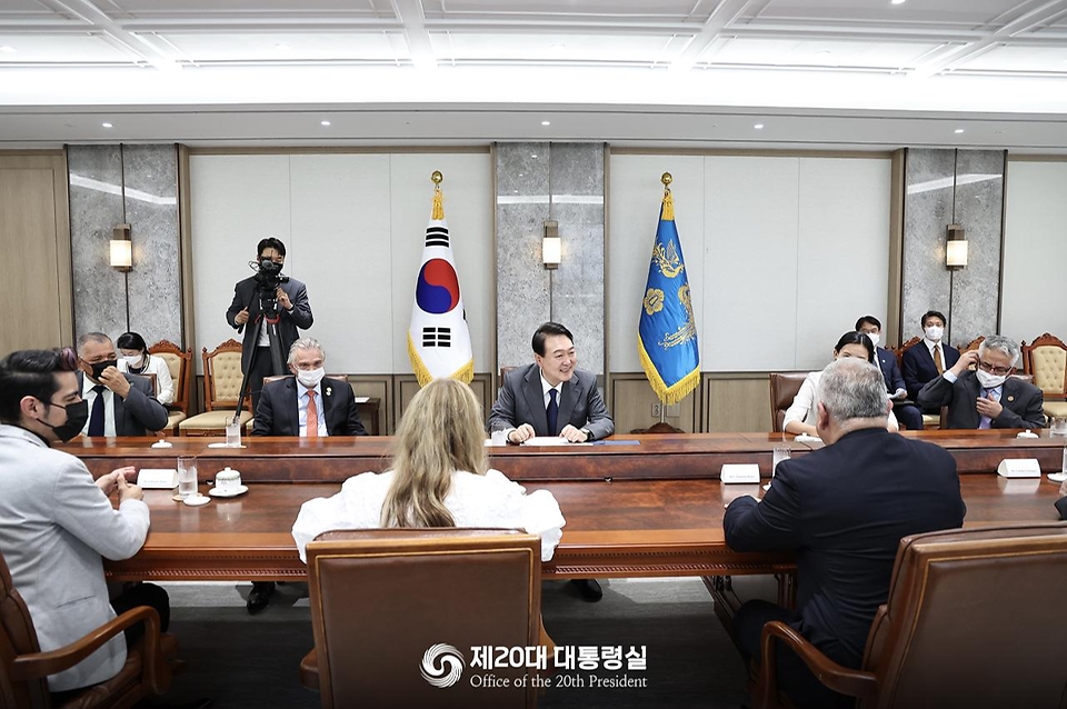 윤석열 대통령이 6일 서울 용산구 대통령실 청사에서 중남미 10개국 장·차관들과 단체 접견을 하고 있다.