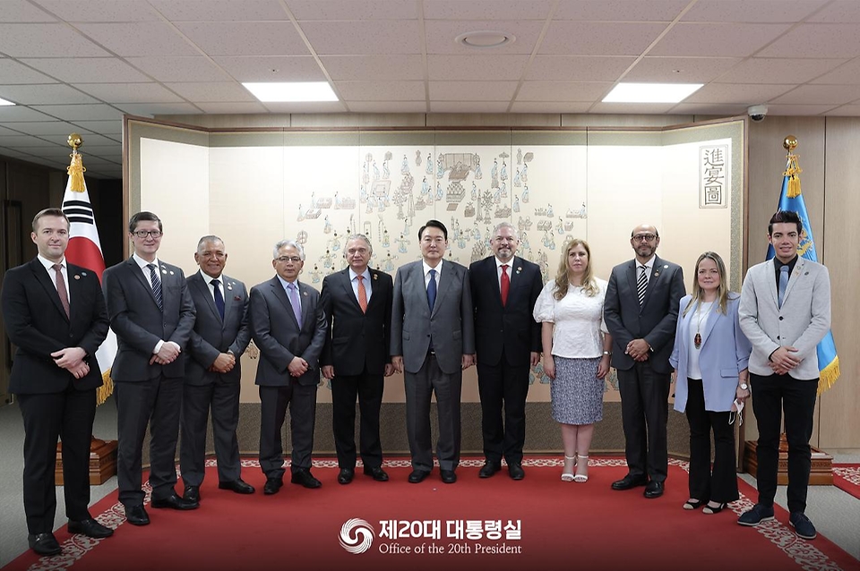 윤석열 대통령이 6일 서울 용산구 대통령실 청사에서  에두아르도 레이나 온두라스 외교장관, 카르멘 베르가라 파나마 투자진흥청장, 카를리노 벨라스케스 파라과이 공공사업통신부 행정재정차관 등 중남미 10개국 장·차관들과 기념촬영을 하고 있다.