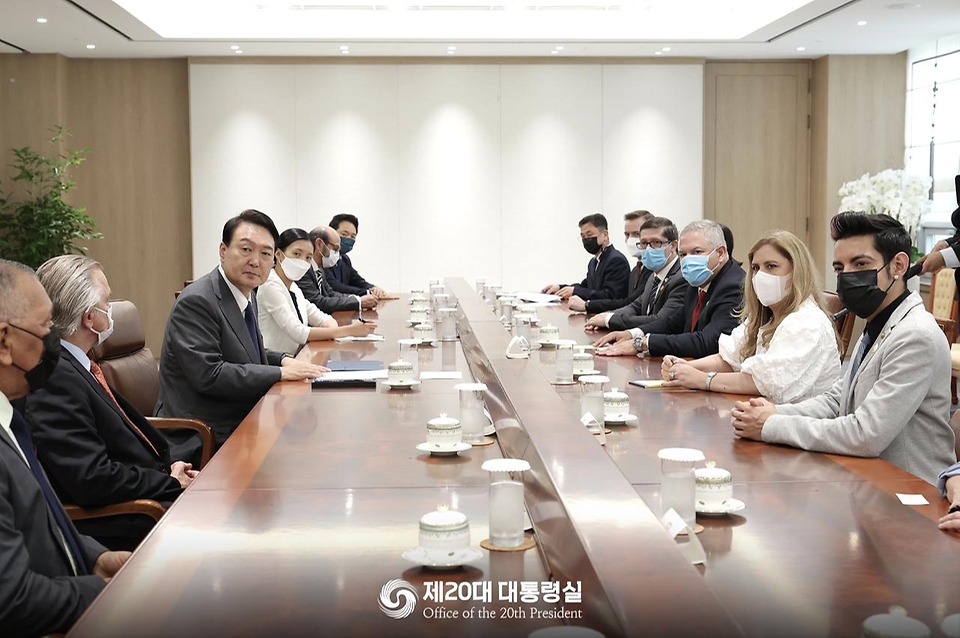 윤석열 대통령이 6일 서울 용산구 대통령실 청사에서 중남미 10개국 장·차관들과 단체 접견을 하고 있다.