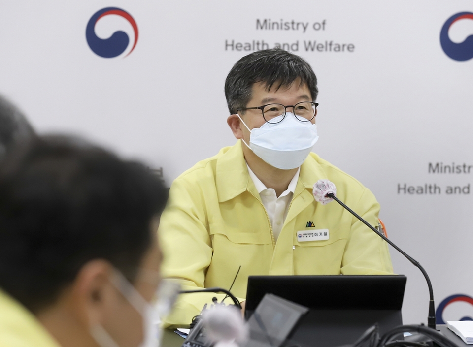 이기일 보건복지부 제2차관이 14일 세종시 정부세종청사 영상회의실에서 열린 코로나19 재유행 대비 방역 의료 대응, 병상 재가동 방안 등을 논의하는 상급종합병원장 영상 간담회를 주재하고 있다. 
