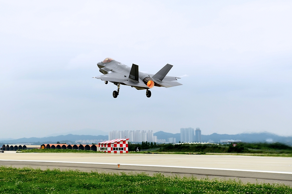 11일부터 14일까지 실시한 한미 연합비행훈련에서 우리측 F-35A가 청주 공군기지 활주로에서 이륙을 하고 있다. 이번 훈련은 국내에 5세대 전투기 F-35A가 도입된 이후 최초로 양국의 F-35A가 함께 참가한 연합훈련이다. (출처=국방부 블로그)