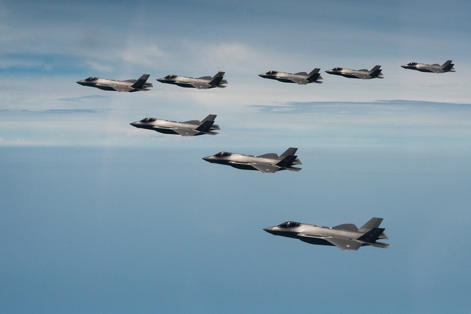 11일부터 14일까지 실시한 한미 연합비행훈련에서 한미 양국의 F-35A 8대가 국내 임무 공역에서 연합 비행을 실시하고 있다. 이번 훈련은 국내에 5세대 전투기 F-35A가 도입된 이후 최초로 양국의 F-35A가 함께 참가한 연합훈련이다. 한미는 실전훈련을 통해 연합작전 능력을 향상시키고 양국이 공동으로 운영중인 5세대 전투기 F-35A의 상호운용성을 높이겠다는 방침이다. (출처=국방부 블로그)