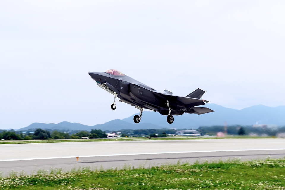 11일부터 14일까지 실시한 한미 연합비행훈련에서 우리측 F-35A가 청주 공군기지 활주로에서 이륙을 하고 있다. 이번 훈련은 국내에 5세대 전투기 F-35A가 도입된 이후 최초로 양국의 F-35A가 함께 참가한 연합훈련이다. (출처=국방부 블로그)