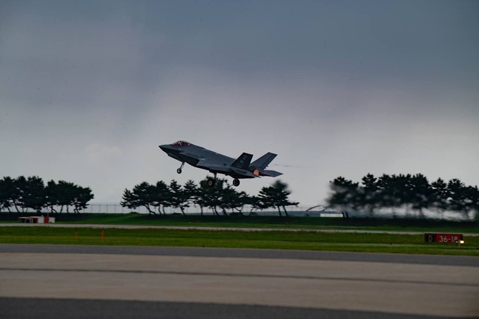 11일부터 14일까지 실시한 한미 연합비행훈련에서 미국측 F-35A가 임무를 위해 군산 공군기지 활주로에서 이륙을 하고 있다. 이번 훈련은 국내에 5세대 전투기 F-35A가 도입된 이후 최초로 양국의 F-35A가 함께 참가한 연합훈련이다. 한미는 실전훈련을 통해 연합작전 능력을 향상시키고 양국이 공동으로 운영중인 5세대 전투기 F-35A의 상호운용성을 높이겠다는 방침이다. (출처=국방부 블로그)