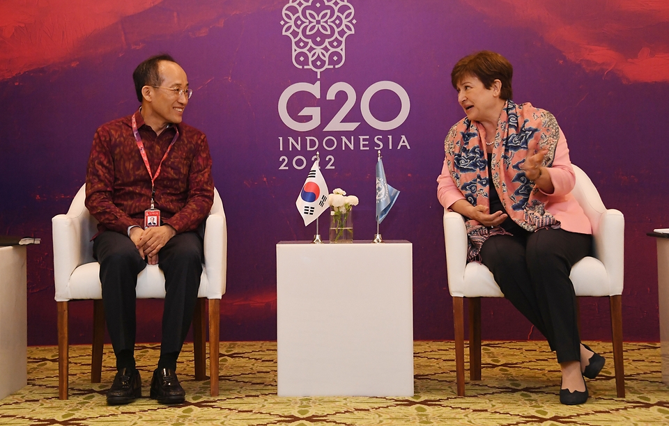 추경호 부총리 겸 기획재정부 장관과 크리스탈리나 게오르기에바 IMF 총재가 16일(현지시간) 인도네시아 발리 누사두아 컨벤션센터(BNDCC)에서 면담을 하고 있다.