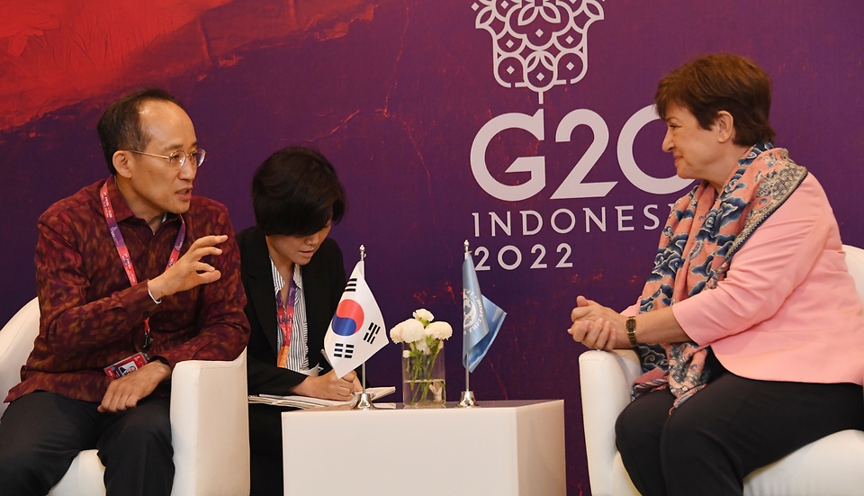 추경호 부총리 겸 기획재정부 장관과 크리스탈리나 게오르기에바 IMF 총재가 16일(현지시간) 인도네시아 발리 누사두아 컨벤션센터(BNDCC)에서 면담을 하고 있다.