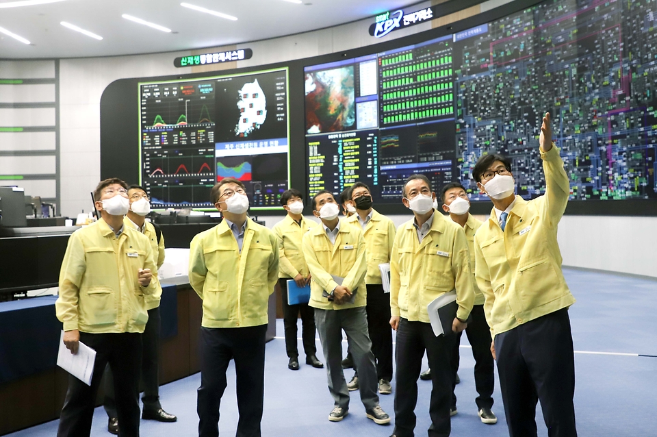 박일준 산업통상자원부 2차관이 24일 전남 나주시 전력거래소 중앙전력관제센터를 방문해 여름철 전력수급 대비상황을 점검하고 있다. 