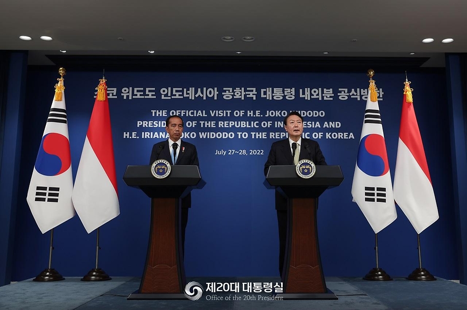 윤석열 대통령과 조코 위도도 인도네시아 대통령이 28일 서울 용산구 대통령실 청사에서 열린 한-인도네시아 정상회담을 마친 뒤 공동언론발표를 하고 있다. 