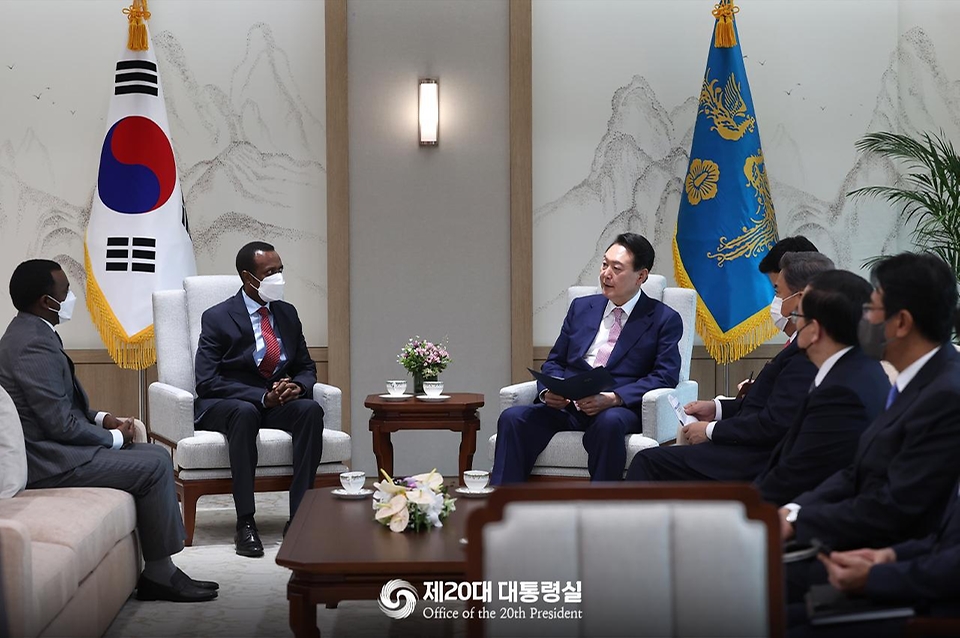 윤석열 대통령이 29일 서울 용산구 대통령실 청사에서 열린 주한 에티오피아대사 신임장 제정식을 마친 뒤 데씨 달케 두카모 주한 에티오피아대사와 대화를 나누고 있다.