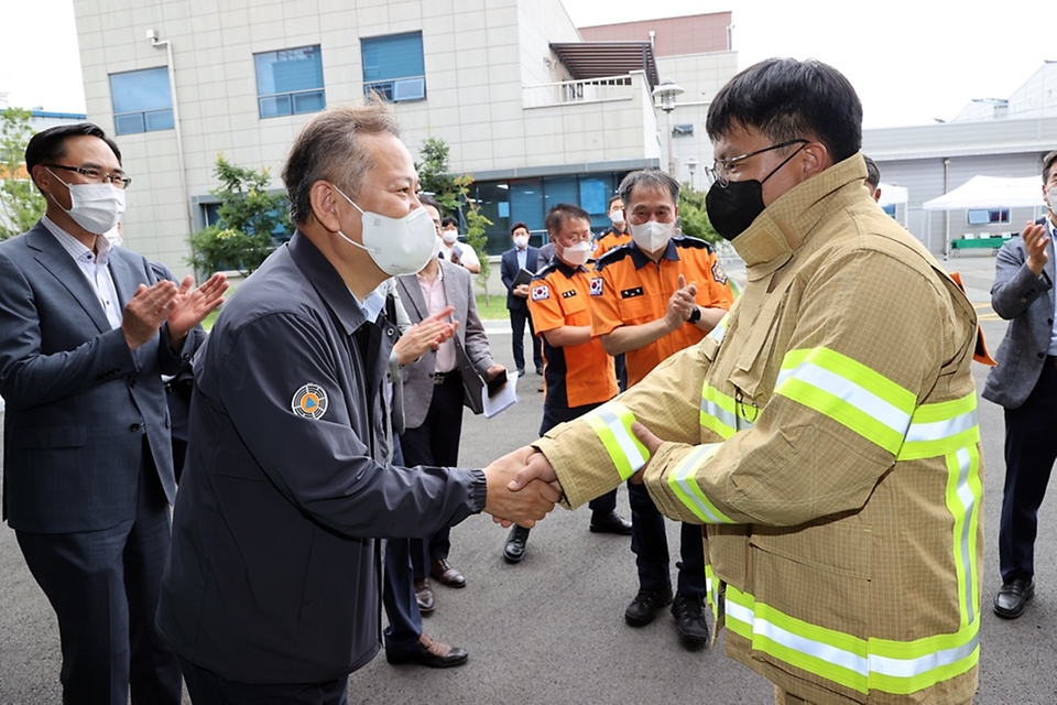 이상민 행정안전부 장관이 30일 울산 울주군 울산119화학구조센터를 방문해 대형화재 대응 및 대비태세 등을 점검하고 소방 구조대원들을 격려하고 있다.