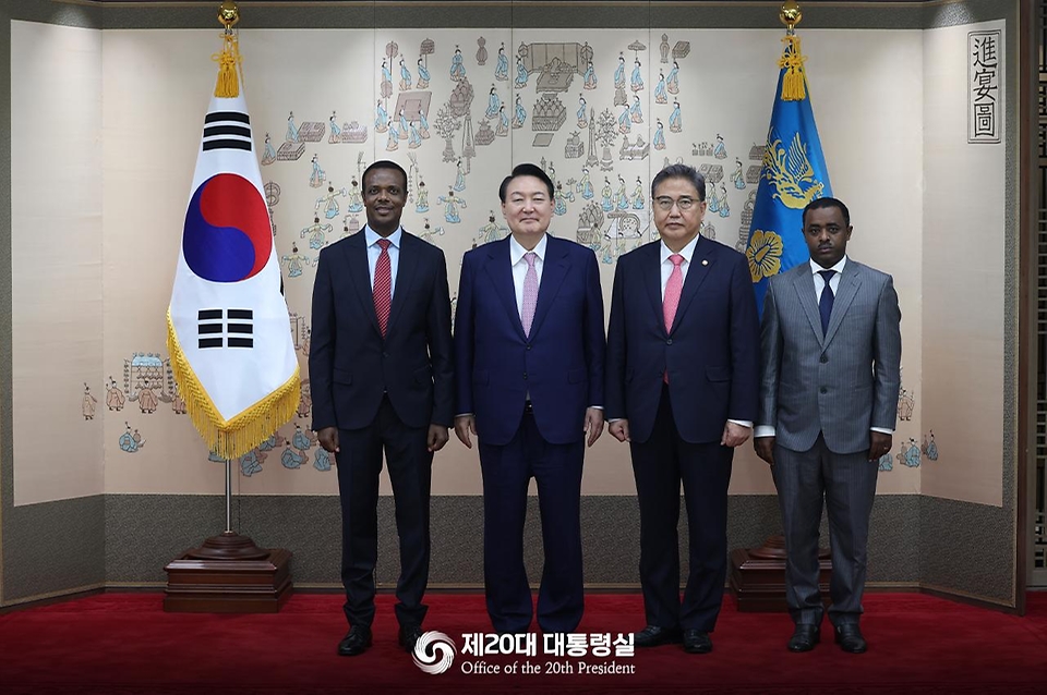 윤석열 대통령이 29일 서울 용산구 대통령실 청사에서 열린 주한 에티오피아대사 신임장 제정식에서 데씨 달케 두카모 주한 에티오피아대사 및 관계자들과 함께 기념촬영을 하고 있다.