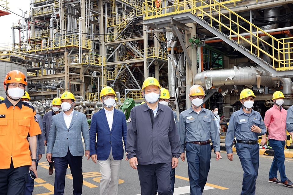 이상민 행정안전부 장관이 30일 지난 5월에 있었던 울산 울주군 S-OIL 온산공장 화재사고 현장을 방문해 화재피해 복구현장을 둘러보고 있다.