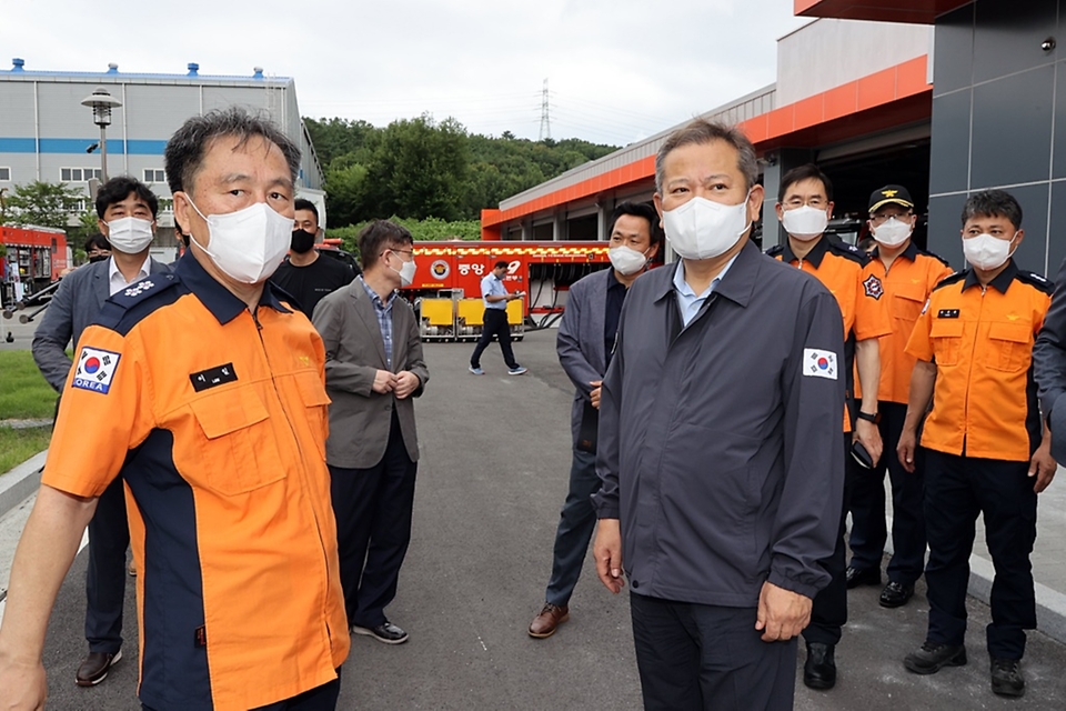 이상민 행정안전부 장관이 30일 울산 울주군 울산119화학구조센터를 방문해 대형화재 대응 및 대비태세 등을 점검하고 있다.