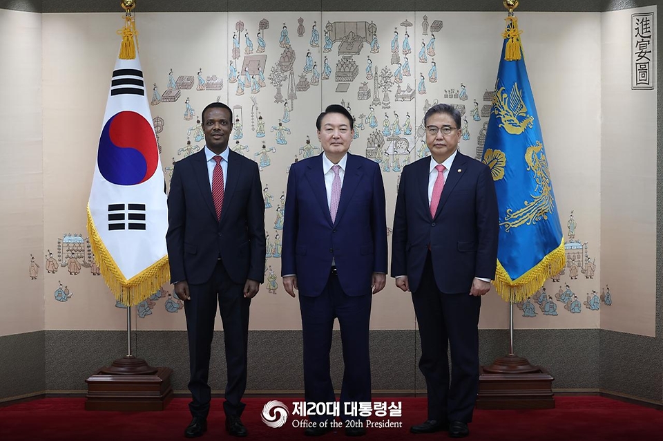 윤석열 대통령이 29일 서울 용산구 대통령실 청사에서 열린 주한 에티오피아대사 신임장 제정식에서 데씨 달케 두카모 주한 에티오피아대사, 박진 외교부 장관과 함께 기념촬영을 하고 있다. 