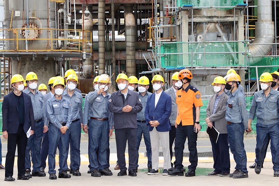 이상민 행정안전부 장관이 30일 지난 5월에 있었던 울산 울주군 S-OIL 온산공장 화재사고 현장을 방문해 화재피해 복구현황 등 안전사고 예방을 점검하고 있다.