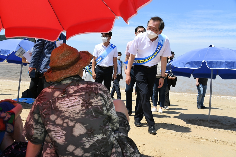 조승환 해양수산부 장관이 29일 여름 휴가철 해수욕장 내 코로나19 확산 방지를 위해 인천 을왕리 해수욕장을 방문, 인천시 관계자들과 함께 자발적인 방역 참여를 권고하는 캠페인을 하고 있다.