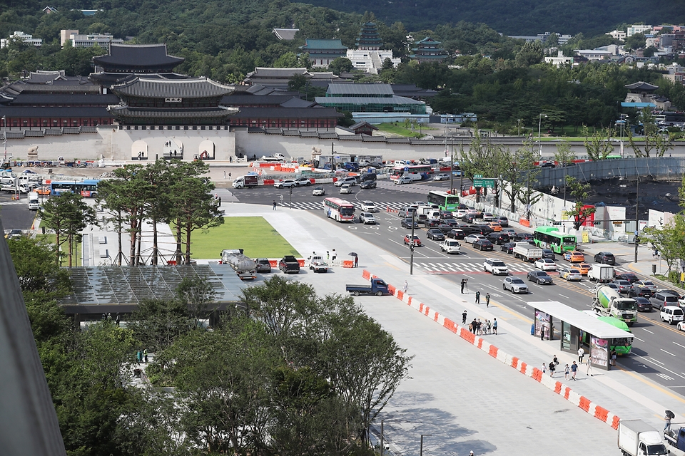 <p>광화문 광장 재개장을 하루 앞둔 5일 오후 서울 광화문광장에서 관계자들이 마무리 작업에 분주한 모습이다. </p>