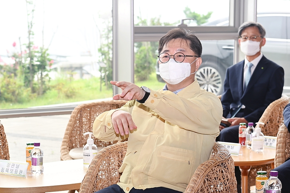 박일준 산업통상자원부 2차관이 8일 경북 경주 중·저준위 방사성폐기물 처분시설을 방문해 고준위 방사성폐기물 운영 및 관리현황을 보고 받고 있다.