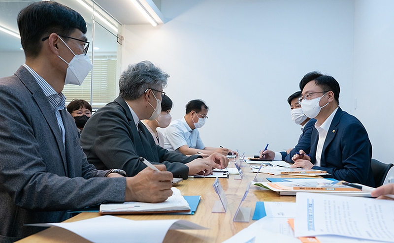 조규홍 보건복지부 제1차관이 4일 충남 공주시 ‘민들레처럼 발달장애인활동센터’를 방문, 관계자들과 현장 간담회를 하고 있다.